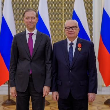 Денис Мантуров вручил Виктору Черепову Орден Александра Невского